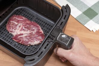 Ezeket az ételeket nem szabad air fryerben sütni – nyers hús az air fryer kosarában