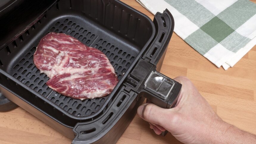 Ezeket az ételeket nem szabad air fryerben sütni – nyers hús az air fryer kosarában