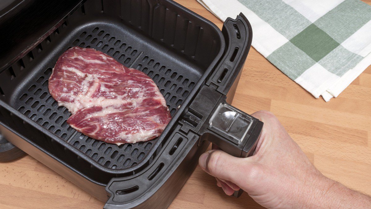 Ezeket az ételeket nem szabad air fryerben sütni – nyers hús az air fryer kosarában