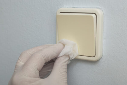 Besárgult fehér műanyag villanykapcsoló tisztítása házi módszerrel