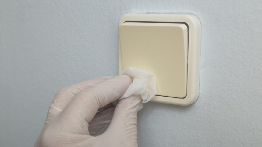 Besárgult fehér műanyag villanykapcsoló tisztítása házi módszerrel