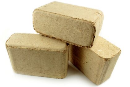 házilag készített brikettek fehér háttéren, alternatív tüzelőanyag