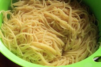 Tésztaszűrőben főtt tészta