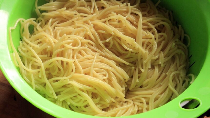 Tésztaszűrőben főtt tészta