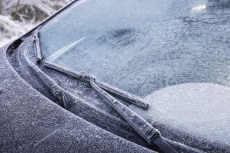 Egy autó jeges szélvédője