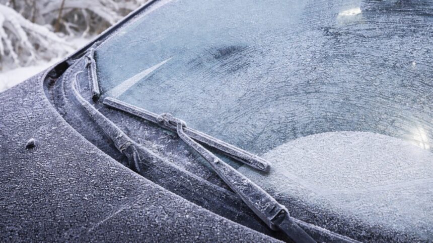 Egy autó jeges szélvédője