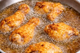 Olajban sütés fröcsögéssel