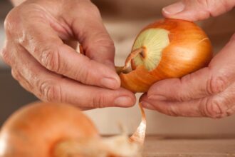 Hagymahéj eltávolítása vöröshagymáról – hasznos alapanyag kertészkedéshez