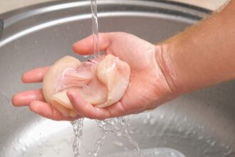 Hús megmosása a mosogatóban