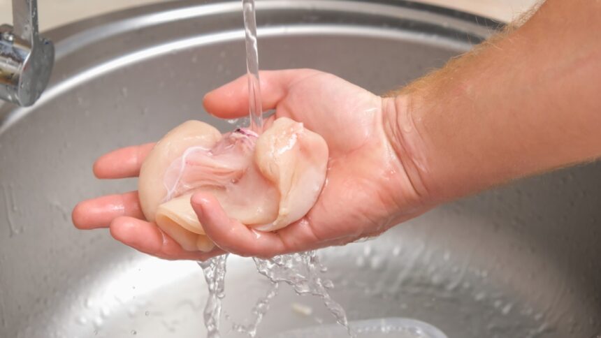 Hús megmosása a mosogatóban