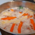 húsleves főzés közben keletkező fehéres hab a fazék tetején