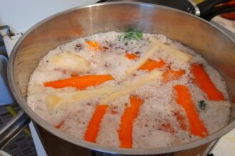 húsleves főzés közben keletkező fehéres hab a fazék tetején