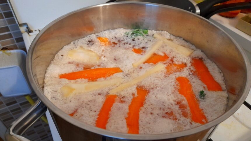 húsleves főzés közben keletkező fehéres hab a fazék tetején