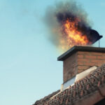 Kéménytűz kialakulása egy családi ház tetején