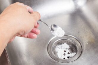 Házi duguláselhárítás szódabikarbónával a mosogató lefolyójánál