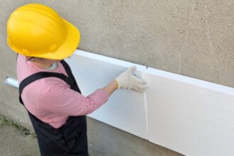 Polisztirol szigetelés felszerelése családi ház falára