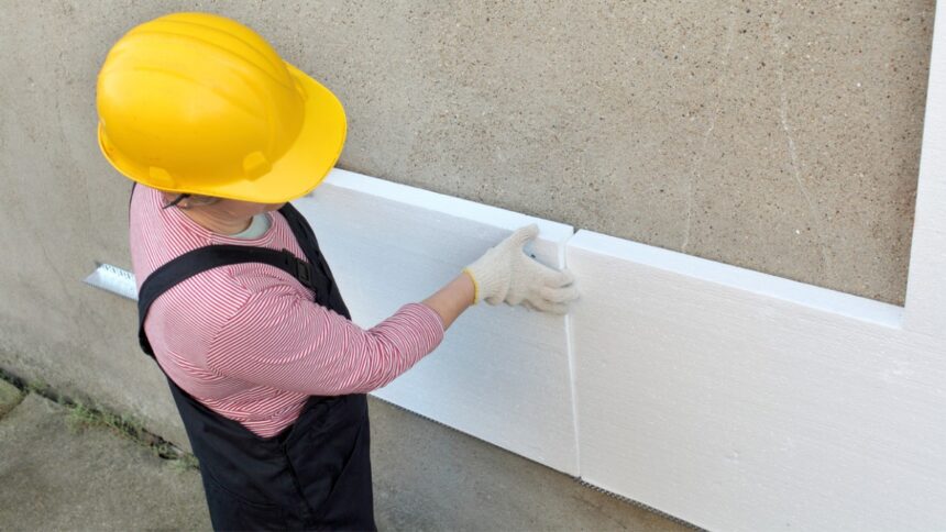 Polisztirol szigetelés felszerelése családi ház falára