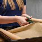 Sütőpapír méretre vágása tepsibe sütés előtt