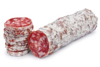 Túl száraz kolbász és szeletek fehér háttéren