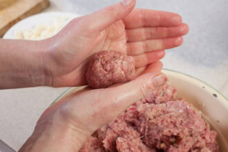 Tojás nélküli fasírt formázása darált húsból