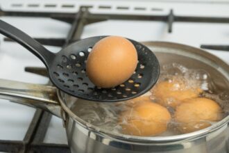 Tojás főzése forrásban lévő vízben