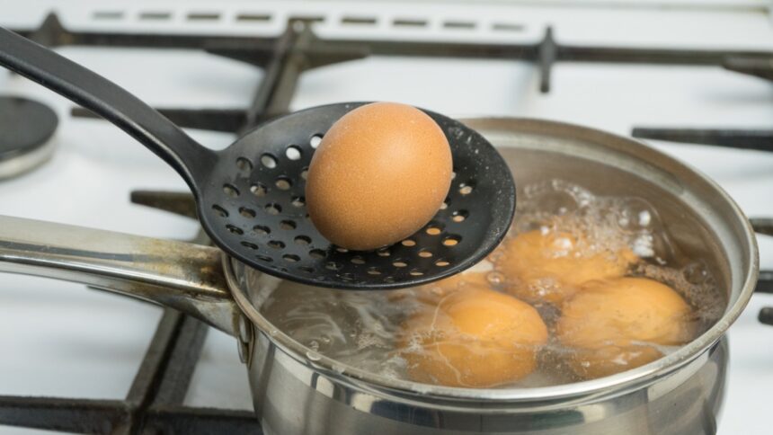Tojás főzése forrásban lévő vízben